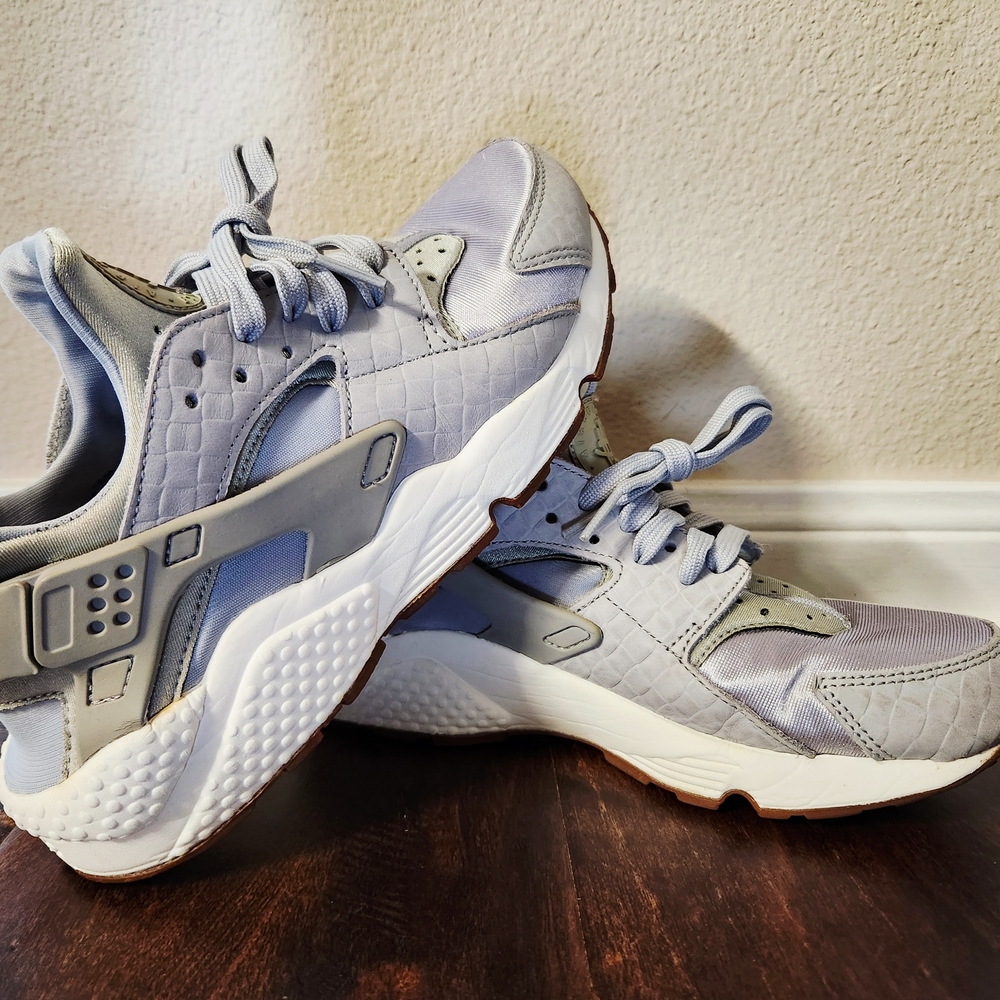 "USED" Nike Air Huarache Women's